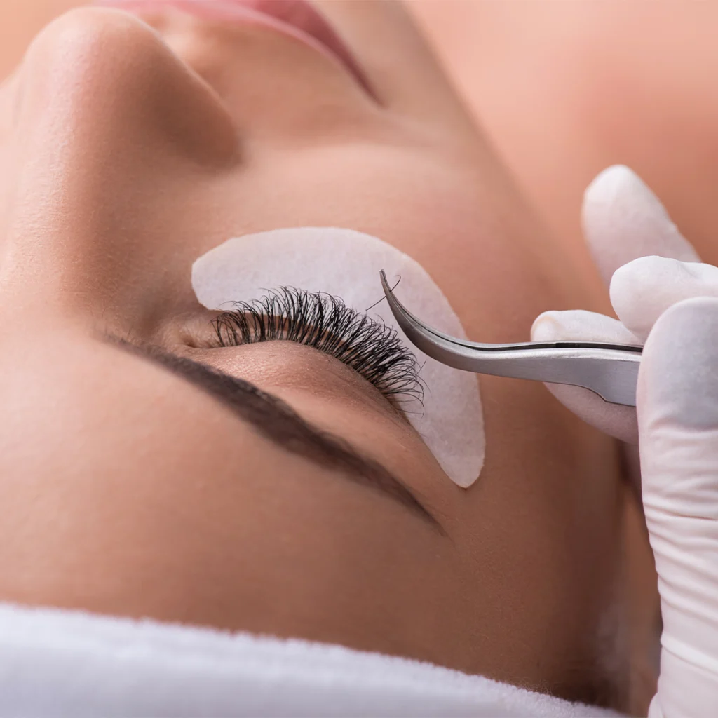 Pose d'extensions de cils en formation chez KSN Beauty Academy